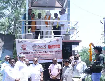 महात्मा गांधी जी की प्रतिमा का  माल्यार्पण एवं उनका सम्मान